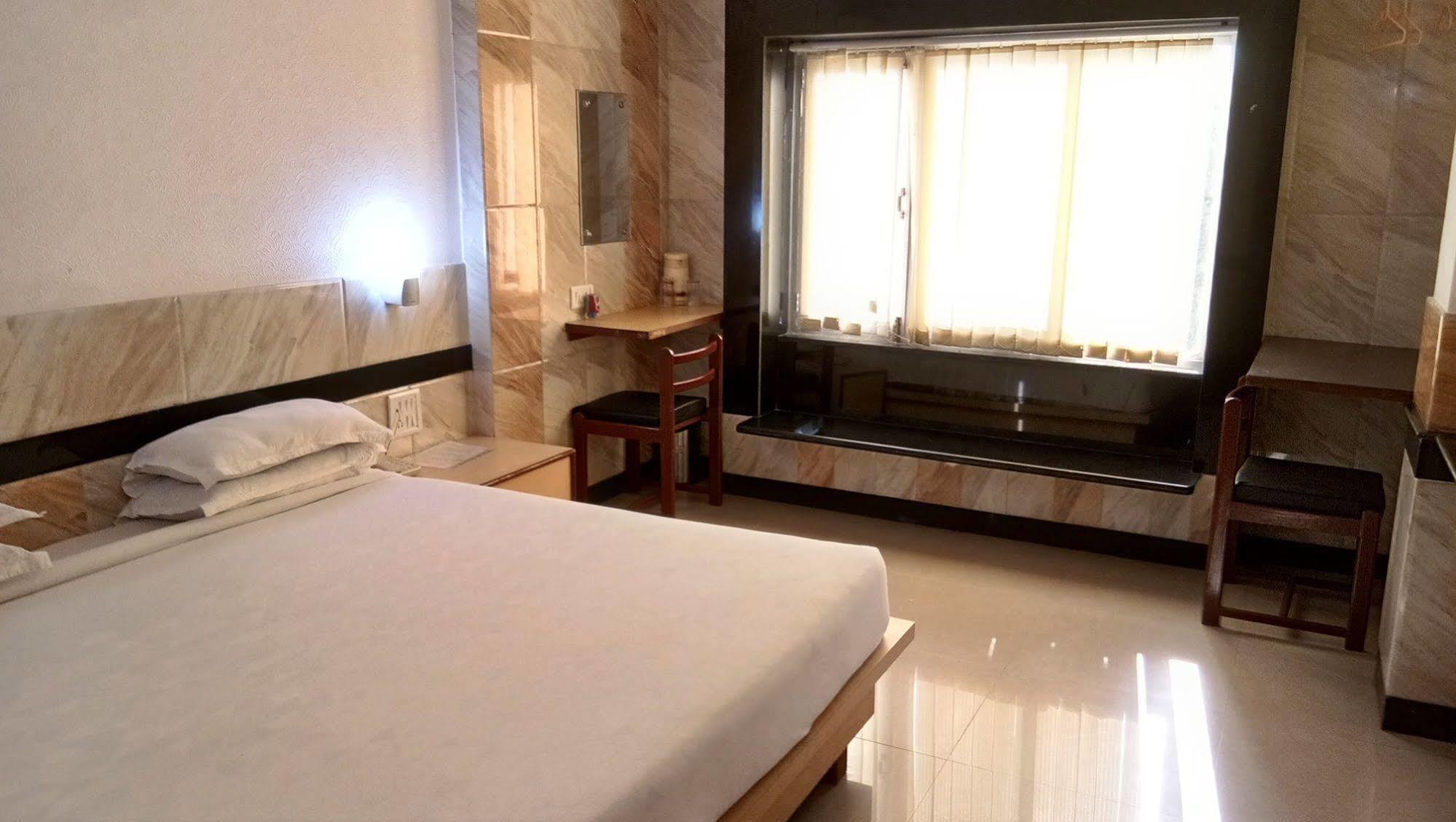 Hotel Arch Manor Deluxe Bhopal Esterno foto