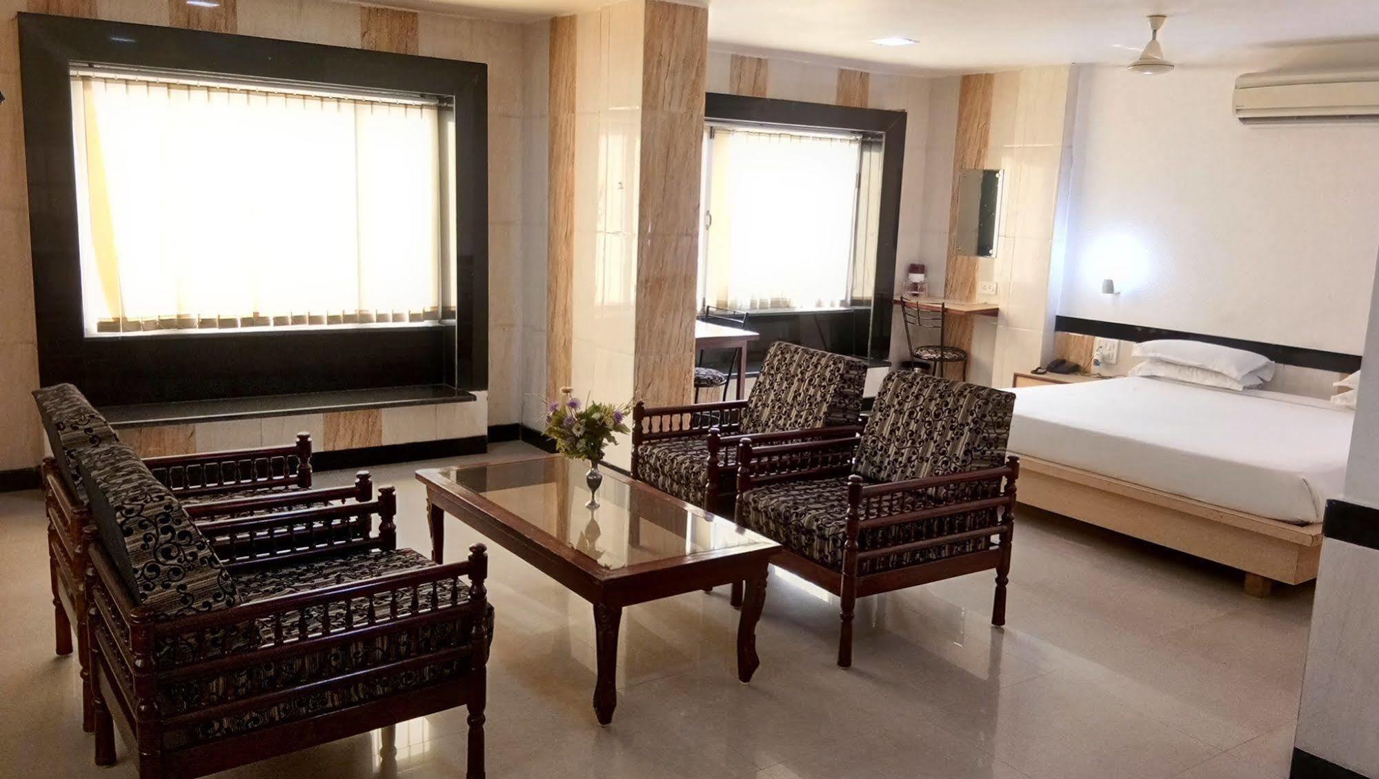 Hotel Arch Manor Deluxe Bhopal Esterno foto